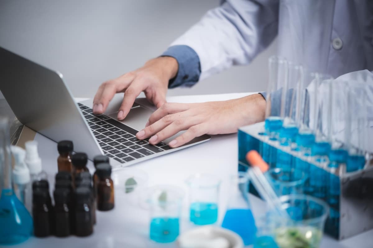 Qual é o impacto da água pura na bioquímica clínica