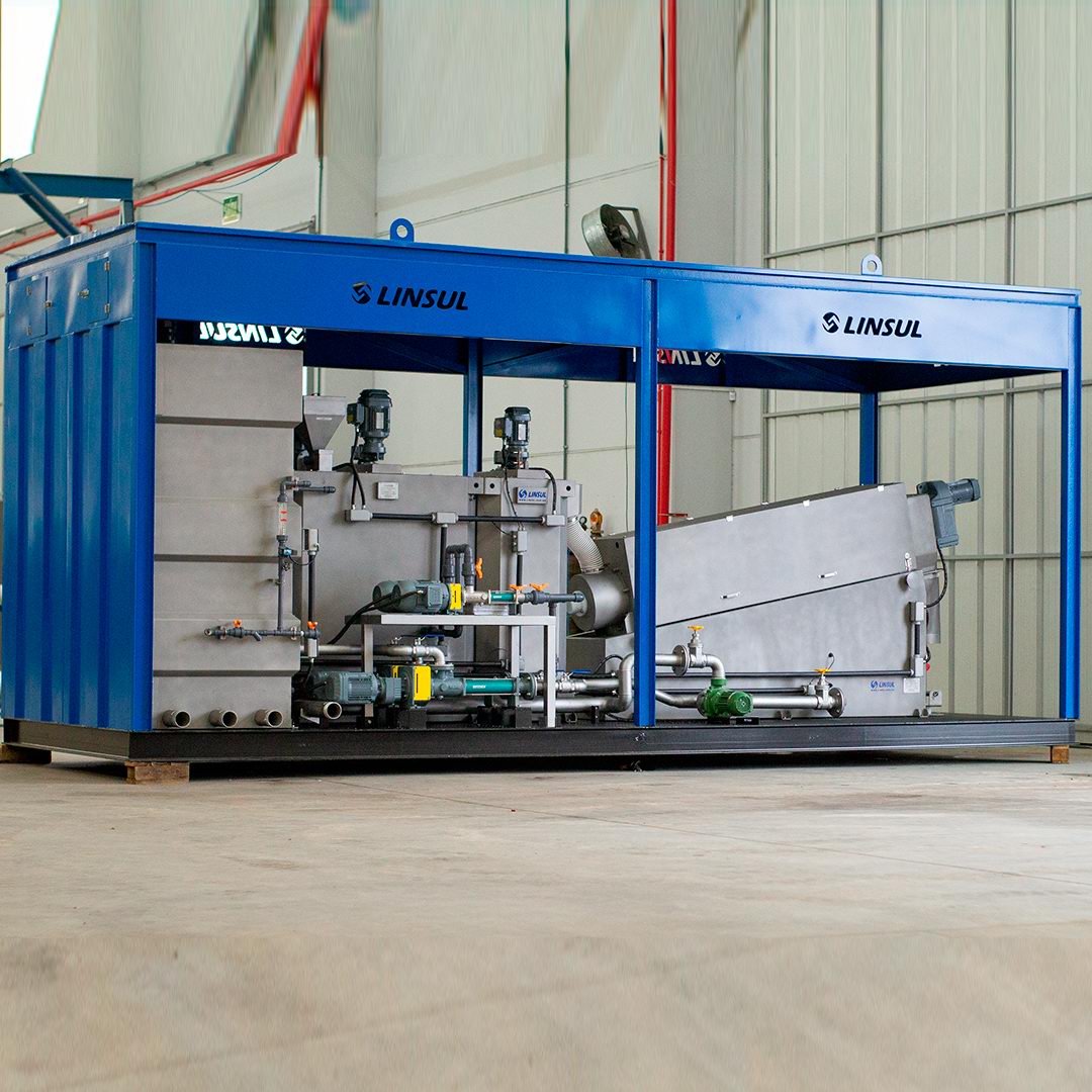 Foto da unidade móvel de desidratação de lodo da empresa Linsul