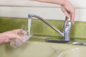 água esbranquiçada