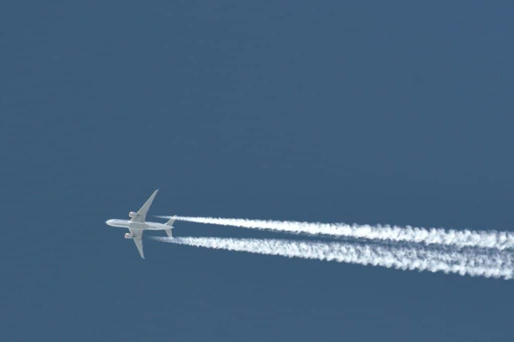 Bonitos no céu, mas nocivos ao clima rastros de aeronaves podem ser evitados com uso de inteligência artificial