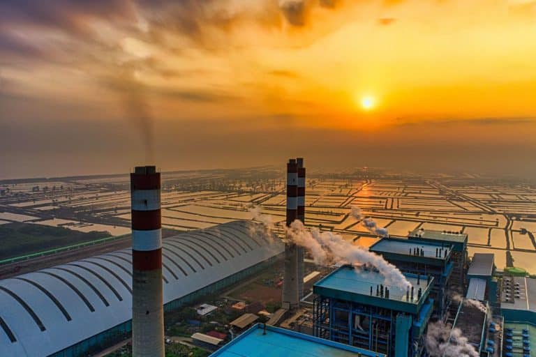 UE anuncia primeira fase de imposto de importação sobre carbono