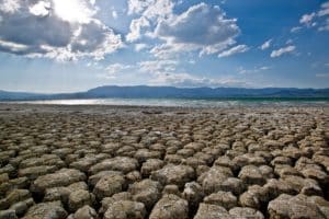 Lago Titicaca, o corpo de água navegável mais alto do mundo, está secando