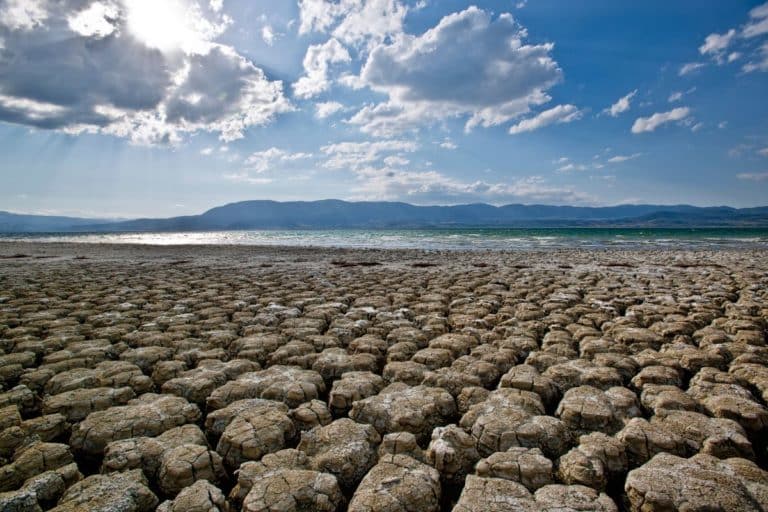 Lago Titicaca, o corpo de água navegável mais alto do mundo, está secando