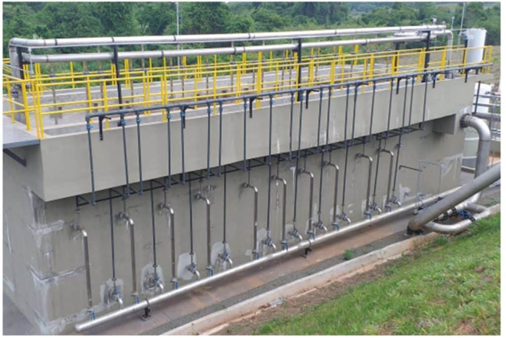 Figura 1 Reservatório com trem de MBR contendo 10 módulos de membranas Toray