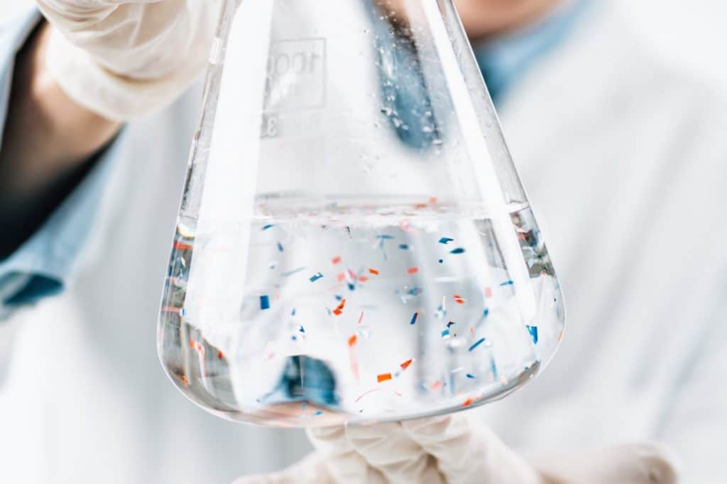 1 Litro de água pode abrigar 240 mil pedaços de microplásticos, comprova estudo
