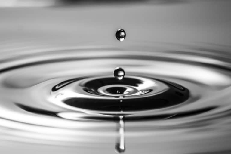 Água pura é transformada em metal por cientistas