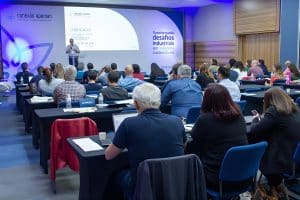 Representantes da indústria e fornecedores de tecnologia para tratamento de água no auditório do seminário