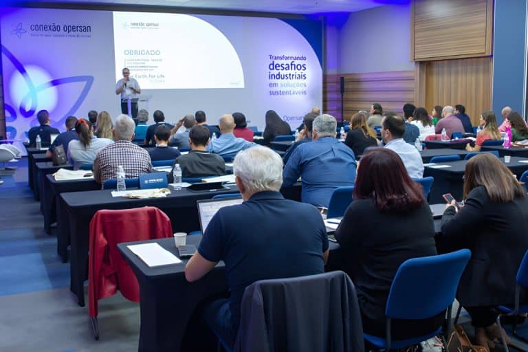 Representantes da indústria e fornecedores de tecnologia para tratamento de água no auditório do seminário