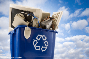 Plástico que dissolve em água pode solucionar descarte de lixo eletrônico